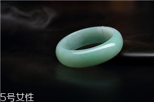 翡翠手鐲怎么養(yǎng)才能透？養(yǎng)翡翠的關(guān)鍵小竅門