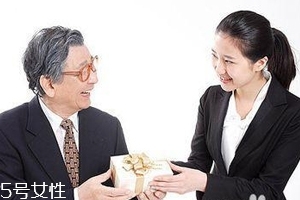 給領(lǐng)導(dǎo)送禮怎么說(shuō)合適？真誠(chéng)并且要注意分寸