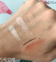 makeup revolution心形腮紅好用嗎？微閃蜜桃色彩