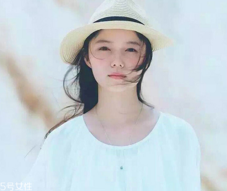 鹽系女生怎樣穿搭？清新無公害的鄰家女孩