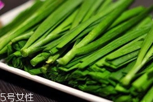 韭菜沒熟吃了會怎么樣？生韭菜很辛辣