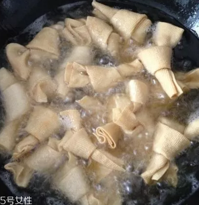 豆腐皮能油炸嗎？火候太猛容易炸糊