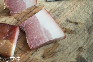 煙熏臘肉是熟的嗎？是生肉腌制的