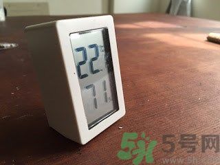 家里地板返潮怎么辦？墻上流水是怎么回事？