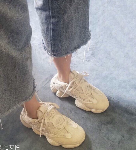 yeezy 500偏碼嗎？yeezy 500鞋碼標(biāo)準(zhǔn)嗎