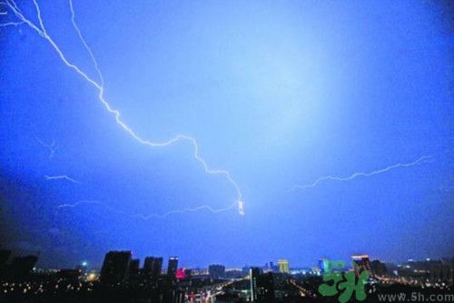 閃電打雷可以洗澡嗎?打雷洗澡會不會被擊