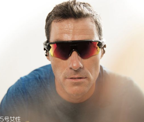 oakley眼鏡真假辨別 歐克利眼鏡怎么辨別真假？