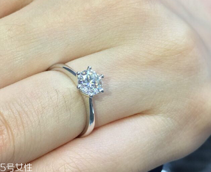 鉆戒是訂婚買還是結(jié)婚買？鉆戒訂婚就要買嗎？