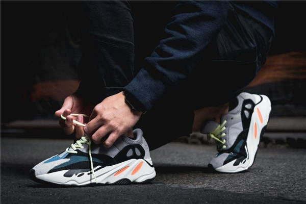 yeezy 700腳感很硬嗎 新鞋有一點(diǎn)硬