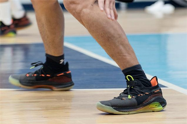 ua curry 6庫里6代戰(zhàn)靴測評 一起感受全掌緩震