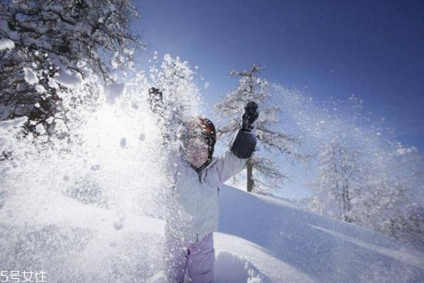 冬季兒童在玩雪的時候需要注意的事項(xiàng)