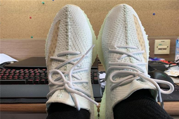 yeezy 350 v2 hyperspace偏碼嗎 大半碼更舒服