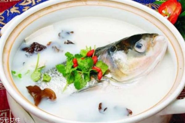 魚(yú)湯怎么變白 如何燉魚(yú)湯又濃又白