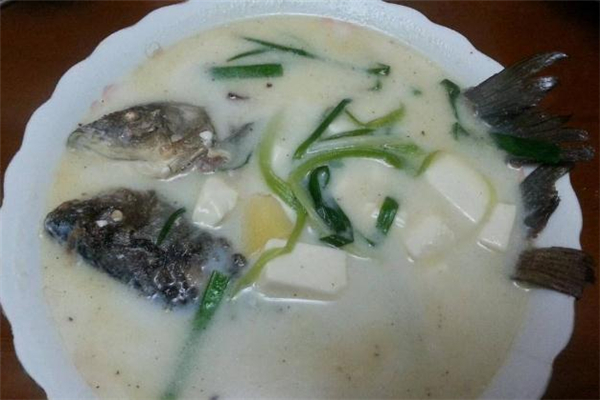 鯽魚(yú)豆腐湯用什么豆腐 鯽魚(yú)豆腐湯豆腐要煎嗎