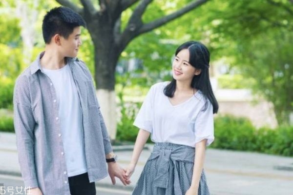 和女生約會(huì)聊什么 第一次約會(huì)聊天技巧