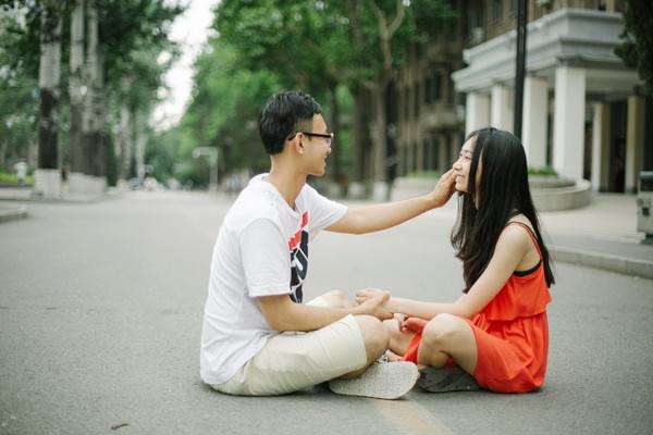 靦腆的男生喜歡你的表現(xiàn) 靦腆的男生配哪種女生