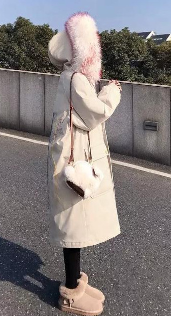 女生穿長款羽絨服怎么搭配才好看