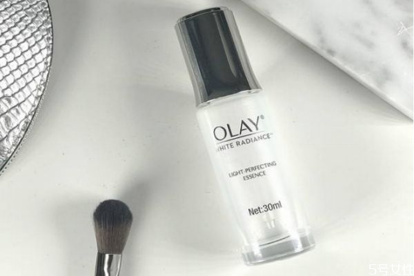 olay淡斑小白瓶怎么使用 olay小白瓶適合男生嗎