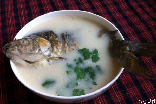 鯽魚(yú)豆腐湯怎么做好吃 鯽魚(yú)豆腐湯的美味做法