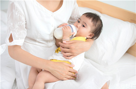 母乳親喂和瓶喂可以同時進行嗎 母乳親喂和瓶喂的區(qū)別