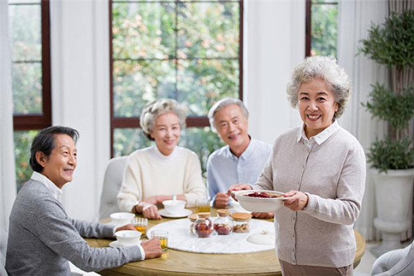 老人吃飯總噎著怎么回事 如何防預老人噎食