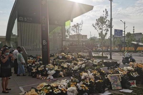 雨衣爸爸系鄭州地鐵遇難者父親 地鐵是自動駕駛還是人工駕駛