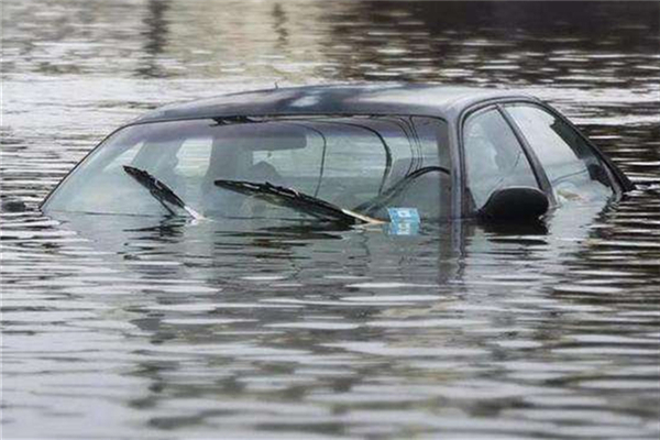 隨州洪水過(guò)后遍地廢車 洪水車子被淹了保險(xiǎn)賠嗎