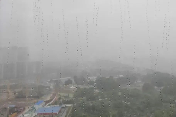 長沙暴雨有門店被淹近半 暴雨可以玩手機(jī)嗎