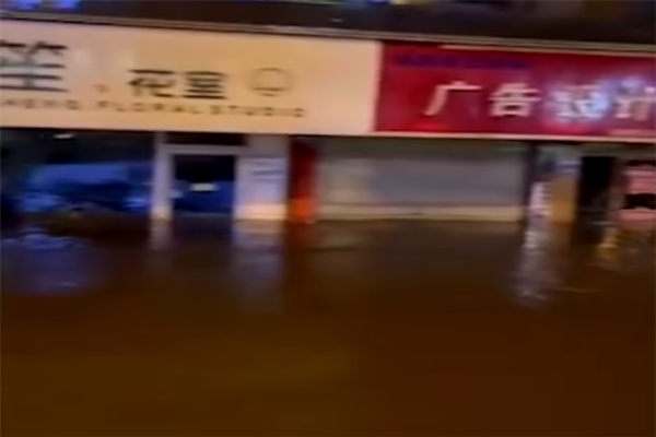 長沙暴雨有門店被淹近半 暴雨可以玩手機(jī)嗎