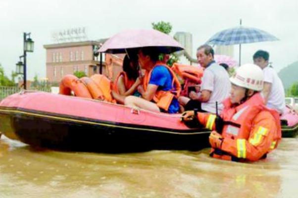 消防員將1歲寶寶裹到胸前雨衣避雨 暴雨洪澇的危害