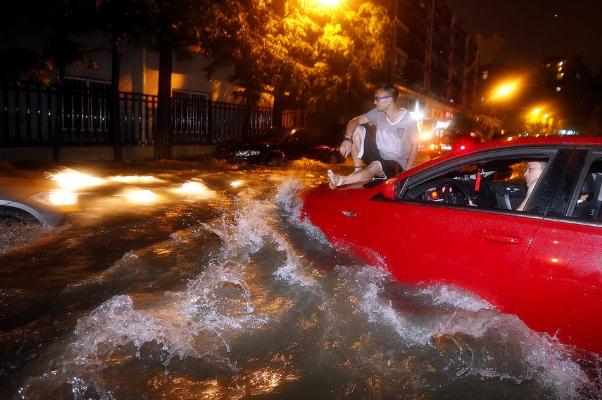 杭州昨晚暴雨突襲:開車如行船 下暴雨有什么辦法擋水