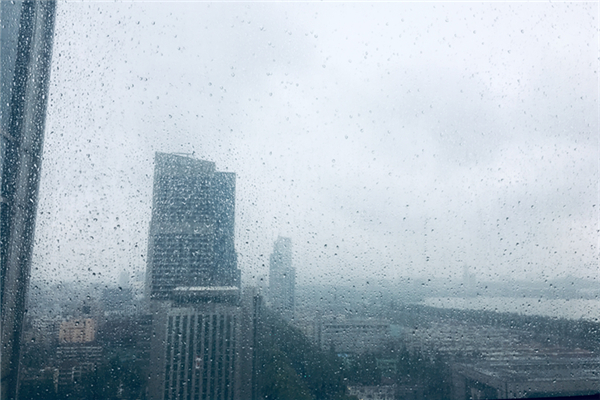 洛陽一小區(qū)圍墻因暴雨發(fā)生坍塌 暴雨會毀壞房子嗎