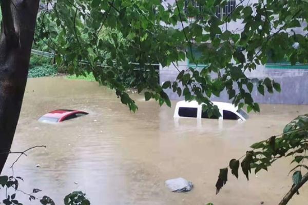 暴雨天氣時在室外要怎么行走 暴雨襲擊所造成的危害