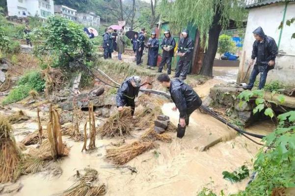 暴雨天氣時在室外要怎么行走 暴雨襲擊所造成的危害