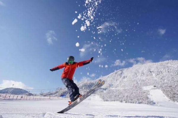 滑雪需要自己準備什么 一個雪季花7萬今冬滑雪有多火