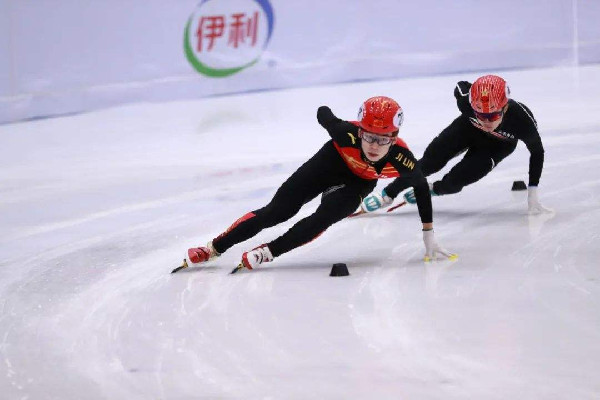 短道3000米接力中國(guó)女隊(duì)摘銅 中國(guó)短道速滑姑娘們跳上領(lǐng)獎(jiǎng)臺(tái)