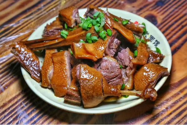 鴨肉有點(diǎn)綠色正常嗎 鴨肉有點(diǎn)發(fā)綠還能吃嗎