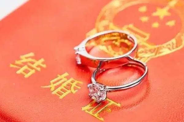 結(jié)婚證照片對頭發(fā)顏色有要求嗎 結(jié)婚證照片對妝容的要求