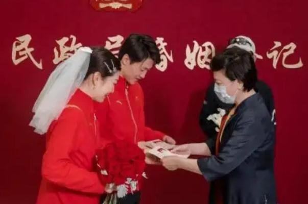 結(jié)婚證照片是自帶還是現(xiàn)場拍 結(jié)婚證照片有什么要求嗎