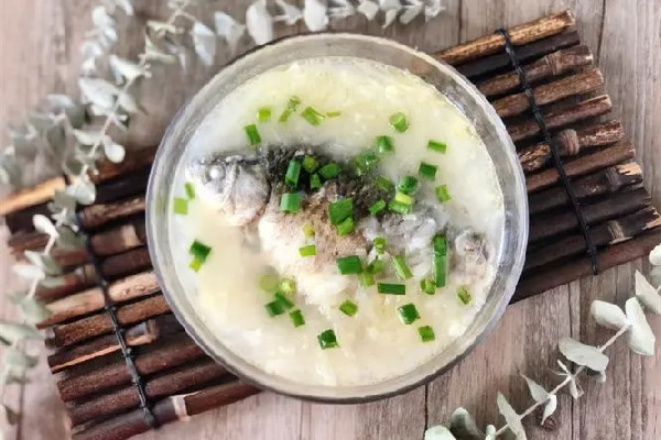 鯽魚湯和豬蹄湯哪個(gè)下奶效果好 鯽魚湯的營養(yǎng)在肉里還是在湯里