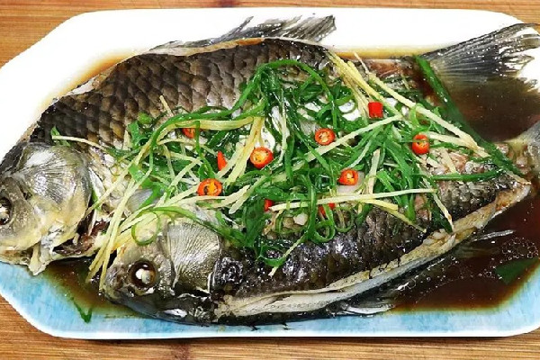 鯽魚(yú)煎的時(shí)候怎么才不粘鍋 鯽魚(yú)為什么要煎一下