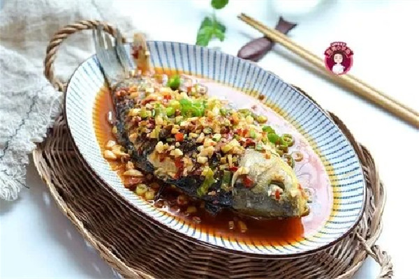 鯽魚(yú)煎的時(shí)候怎么才不粘鍋 鯽魚(yú)為什么要煎一下