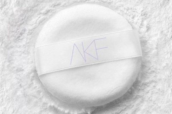 akf散粉紫色和鐳射有什么區(qū)別 akf散粉會(huì)暗沉嗎