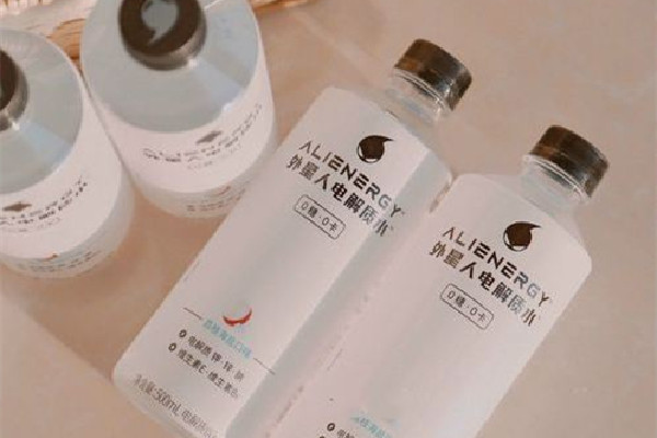 電解質(zhì)水是運(yùn)動(dòng)飲料嗎 電解質(zhì)水和普通水有什么區(qū)別