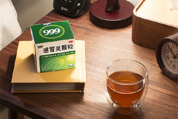 999感冒靈顆粒和布洛芬能一起吃嗎 999感冒靈顆?？梢院桶⒛髁帜z囊一起吃嗎