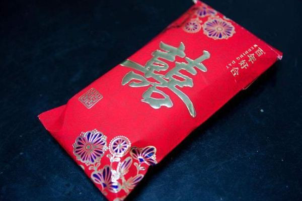 女子帶貓回家過(guò)年貓收到千元紅包 過(guò)年紅包都是什么時(shí)候給